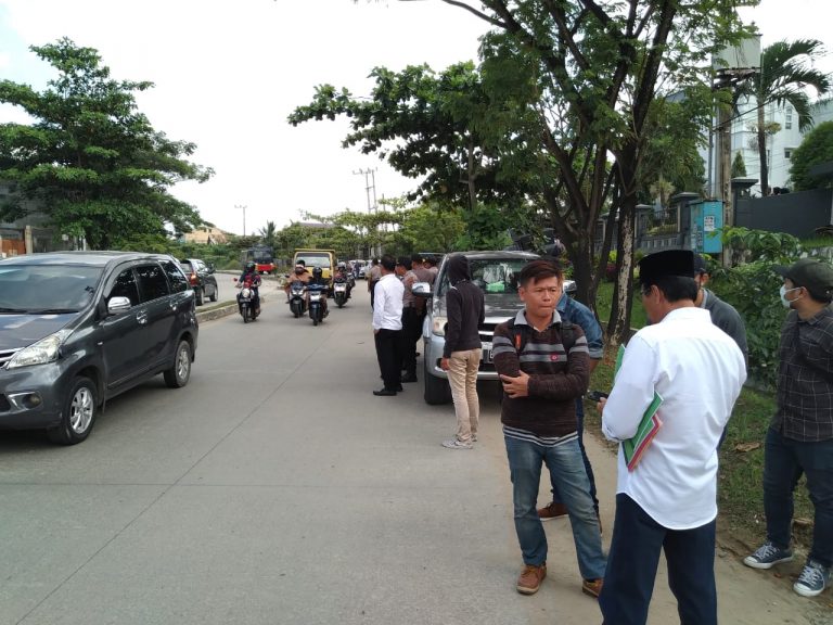 Politisi PDIP ini Blokir Jalan Umum