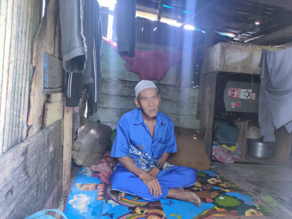 Diusia Senja, Asmadi Tinggal Digubuk Kecil Dekat SKM Tanpa Ada Penerangan