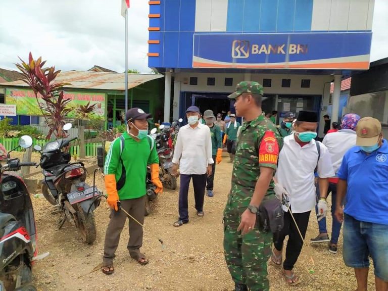 Antisipasi Penyebaran Lebih Luas Covid-19, H.Muhammad Lakukan Penyemprotan di Dearah Pedalaman