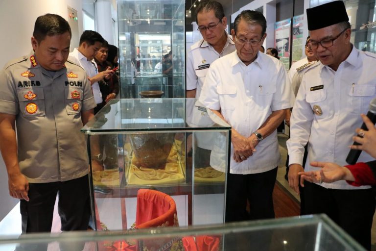Said Sjafran 14 Guci, Awang Dharma Bahkti Hibahkan Foto Bahari untuk Museum