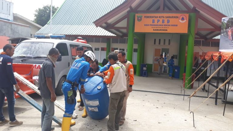 BPBD Samarinda Berikan Hand Sanitizer dan Disinfektan