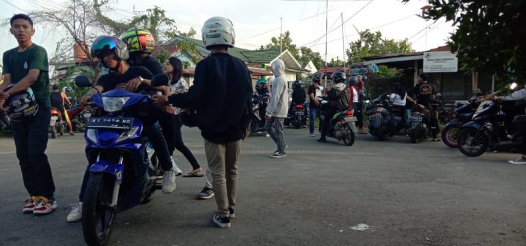 Remaja Tik Tok Dibubarkan Satpol PP, Asyik Bikin Konten Ditengah Covid-19