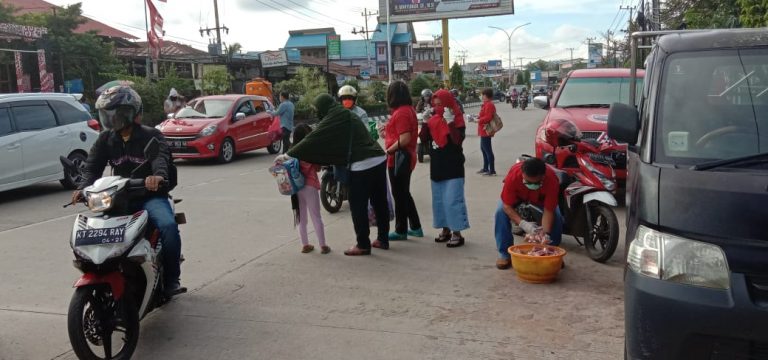 Cegah Penyebaran Covid-19, Ketua PDI Perjuangan Kutim Bagikan Seribu Masker