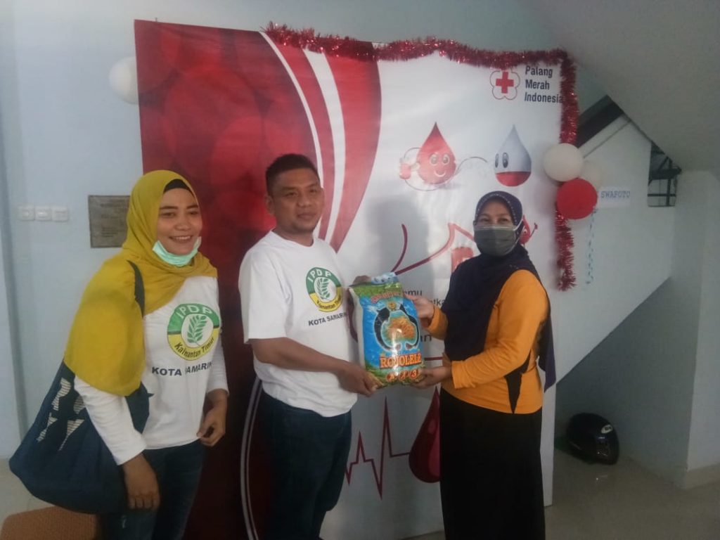 IPDP Sumbang Sembako dan Hand Sanitizer ke PMI Samarinda