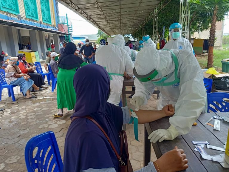 Dinkes Kutim Melakukan Rapid Test Untuk Pedagang di Pasar Induk Sangatta