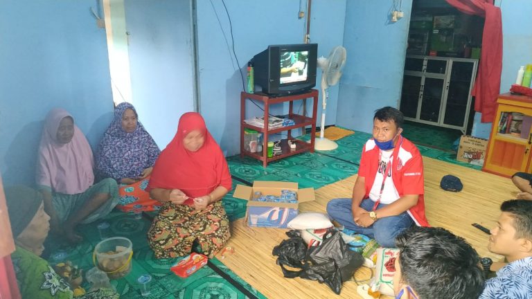 Ikamba Berikan Bantuan Sembako Pada Warga Manggarai Barat Yang Tak Memiliki KTP Domisili