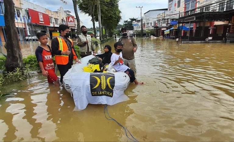 PKS Bergerak Bantu Warga Terdampak Musibah Banjir di Samarinda