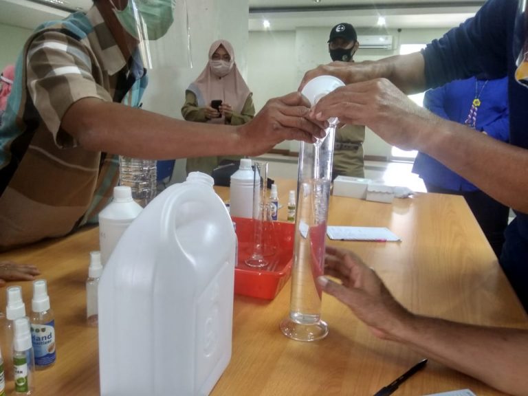 Bantu IKM Terdampak Covid-19, Disperin Samarinda Inisasi Pelatihan Pembuatan Hand Sanitizer