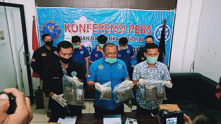 BNNK Samarinda Amankan 3 Pelaku Jaringan Ganja Seberat 1,5 Kilogram