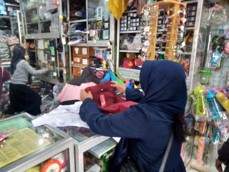 Omzet Usaha Perlengkapan Sekolah Menurun Imbas Pandemi