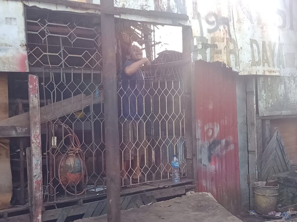 Breaking News: Tolak Pembongkaran Warga Ancam Bakar Diri