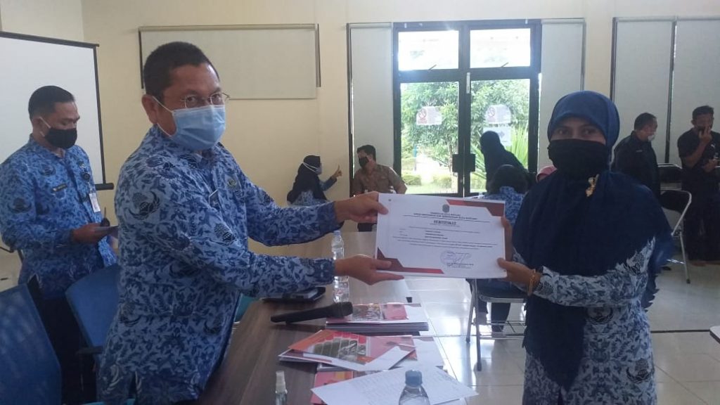 Disdikbud Bontang Berikan Penghargaan Pada Guru Penyusun LKS Saparudin