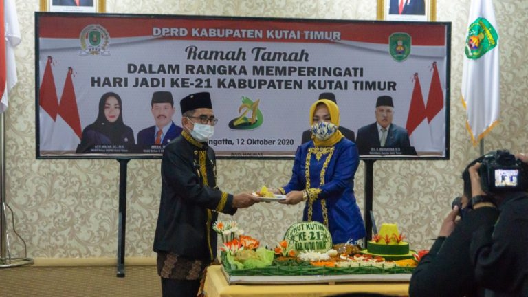 Meski Hanya Potong Tumpeng, HUT Kutim Tetap Khidmat