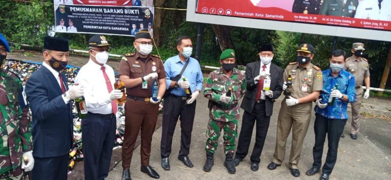 Mendekati Tahun Baru Satpol PP Samarinda Rutin Operasi, Ribuan Miras di Musnahkan