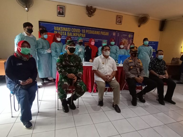 Pedagang Pasar Klandasan Disuntik Vaksin Covid-19