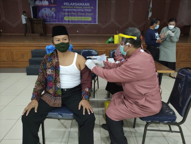 Kemenag Kutim Ikuti Vaksinasi Termin Dua