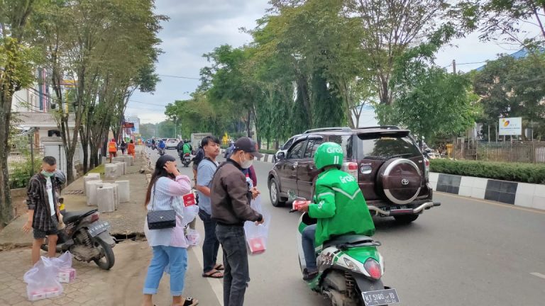 MSI Grup dan JMSI Kaltim Bagi Takjil