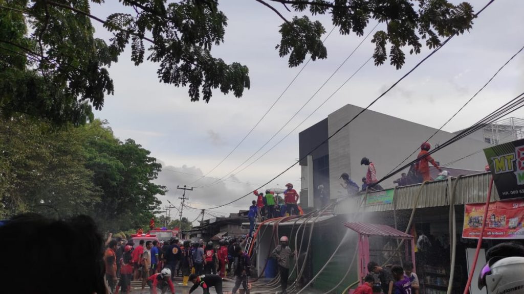 Kerumunan Halangi Petugas Padamkan Api di Cut Meutia