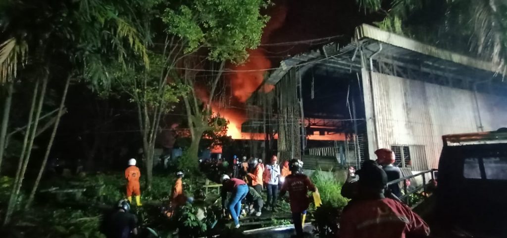 Kobaran Api Kian Membesar, PT Sumalindo Hangus Terbakar