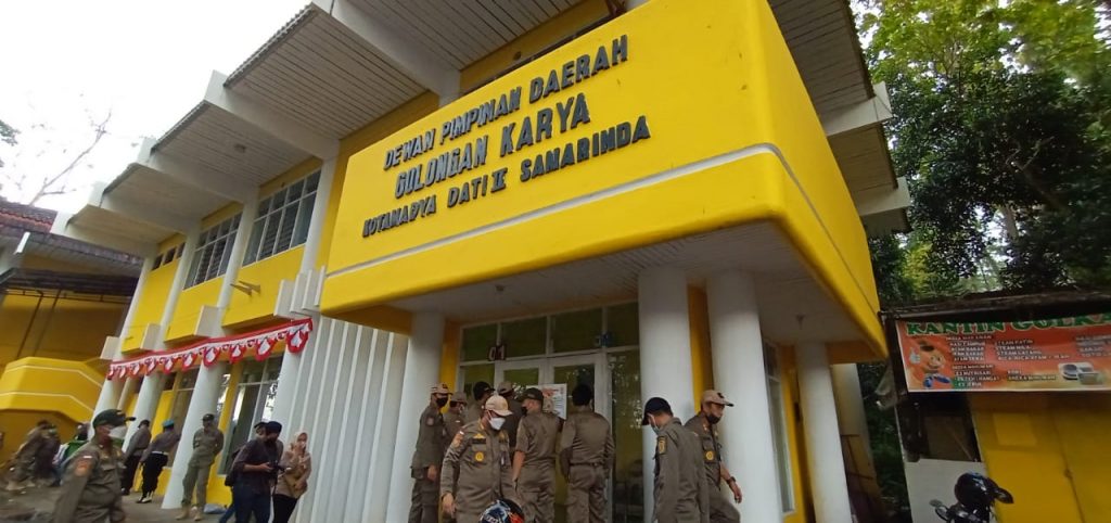 Pengosongan Sekretariat DPD II Golkar di Jalan Dahlia Berjalan Lancar