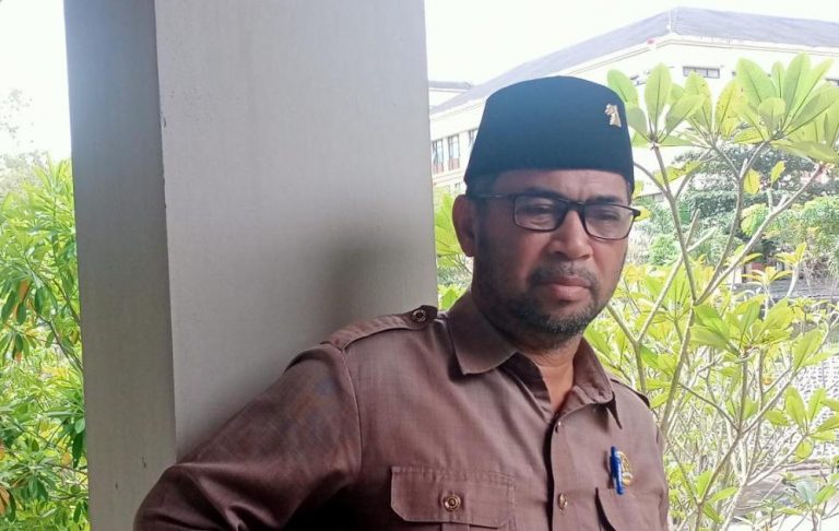 Dewan Sentil Truk Besi Tua Yang Beroperasi Saat Kondisi Jalan Ramai
