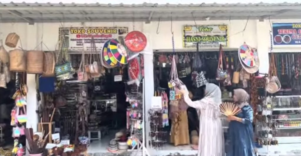 Pesta Erau Adat Kutai Membawa Berkah Bagi Pedagang Souvenir