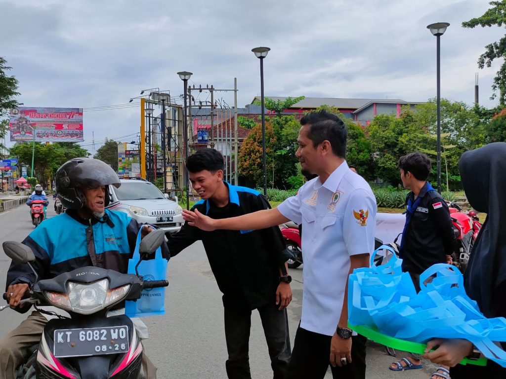 Nidya Listiyono Bersama BEM FPIK Unmul Bagikan 1000 Paket Olahan Ikan