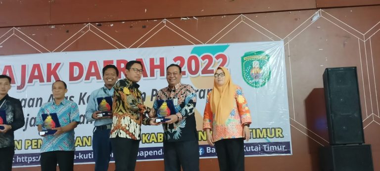 Bapenda Kutim Serahkan Penghargaan Kepada Taat Pajak