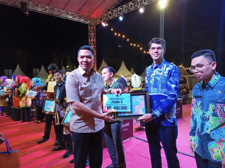 Bangkitkan Batik Samarinda Melalui Lomba Peragaan Busana