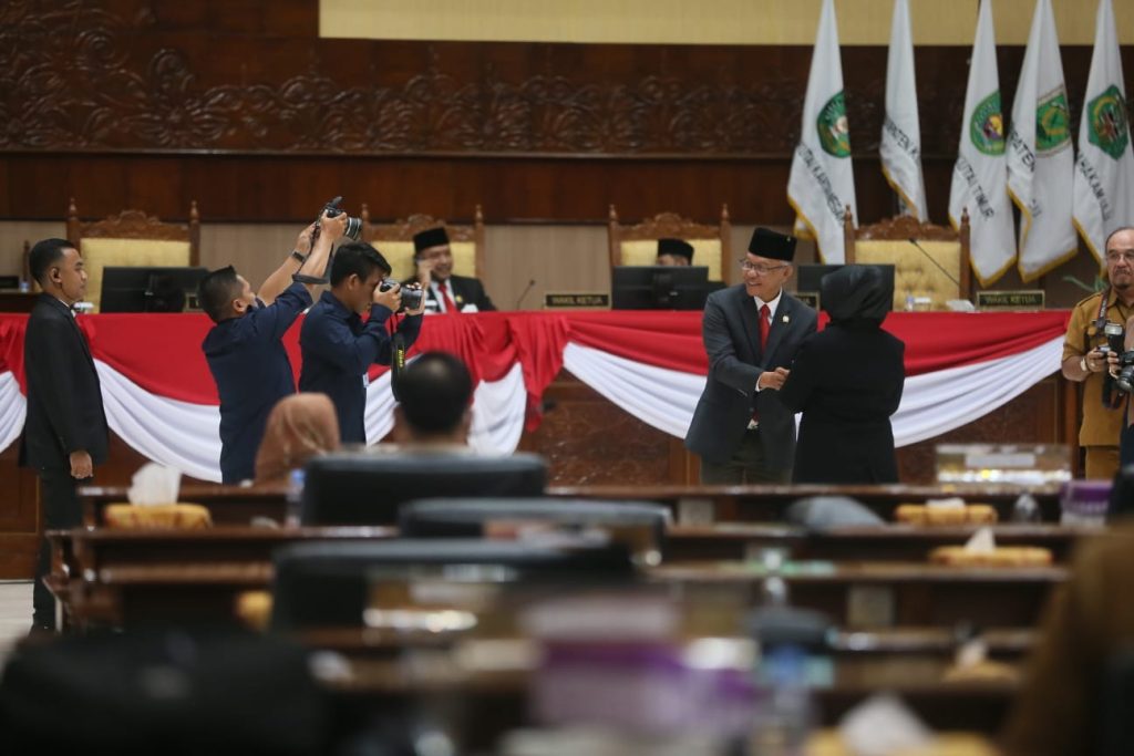 Komariah Resmi Gantikan Mashari Rais di Parlemen Karang Paci
