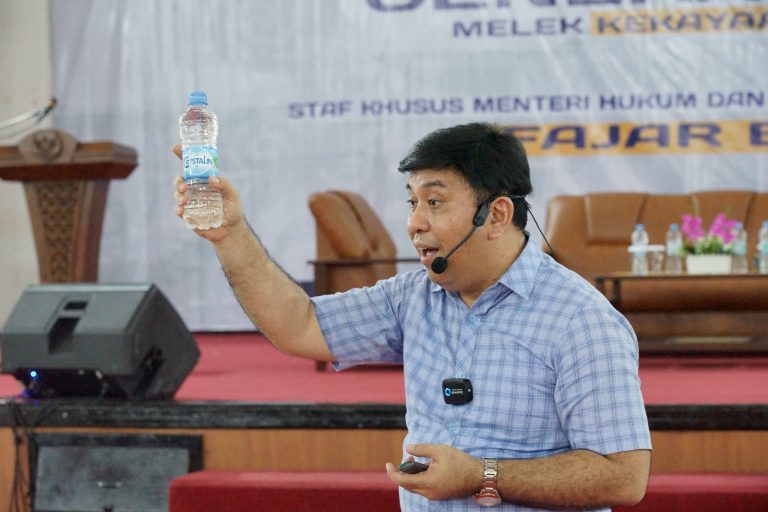 Fajar Lase Perkenalkan Portal DJKI Kepada Mahasiswa di Samarinda