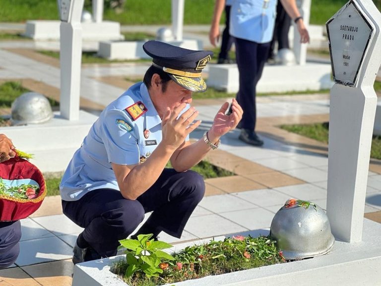 Peringati HPB, Kemenkumham Kaltim Tabur Bunga di TMP Kesuma Bangsa