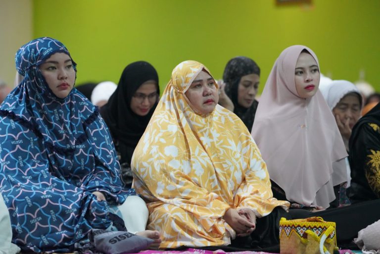 Salat Idulfitri Di Masjid Agung Nurul Fallah, Masitah Sampaikan Pentingnya Ukhuwah Islamiah