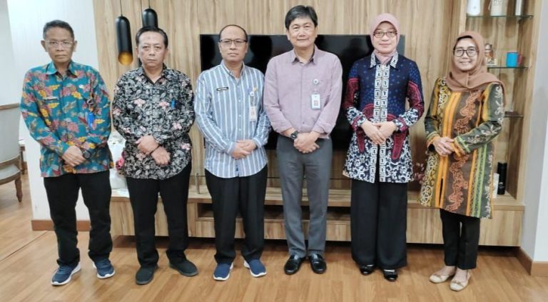 Ganti Rugi Lahan Transmigrasi Simpang Pasir Lanjut Samarinda Sekda Kaltim Sri Wahyuni dalam Audiensi Ganti Rugi Lahan Transmigrasi Lokasi Simpang Pasir Provinsi Kaltim di Ruang Rapat Lantai 1 Gedung C Ditjen PPKTrans Jalan TMP Kalibata Nomor 17, Jakarta Selatan.