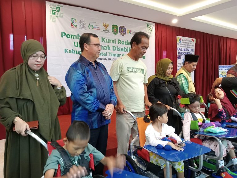 Global Village Foundation Salurkan 40 Kursi Roda Untuk Anak Disabilitas di Kutim