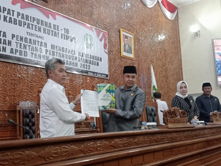 Pemkab Kutim Serahkan Nota Penjelasan Pelaksanaan APBD 2022 ke DPRD Kutim