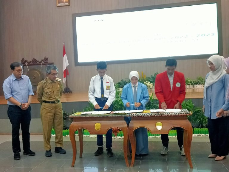 Bupati Kutim Apresiasi PT KPC Bantu Beasiswa 201 Pelajar SMP-Perguruan Tinggi
