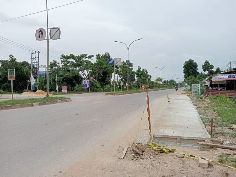 Teks: Jalan Arah Putar Balik yang sedang dikerjakan