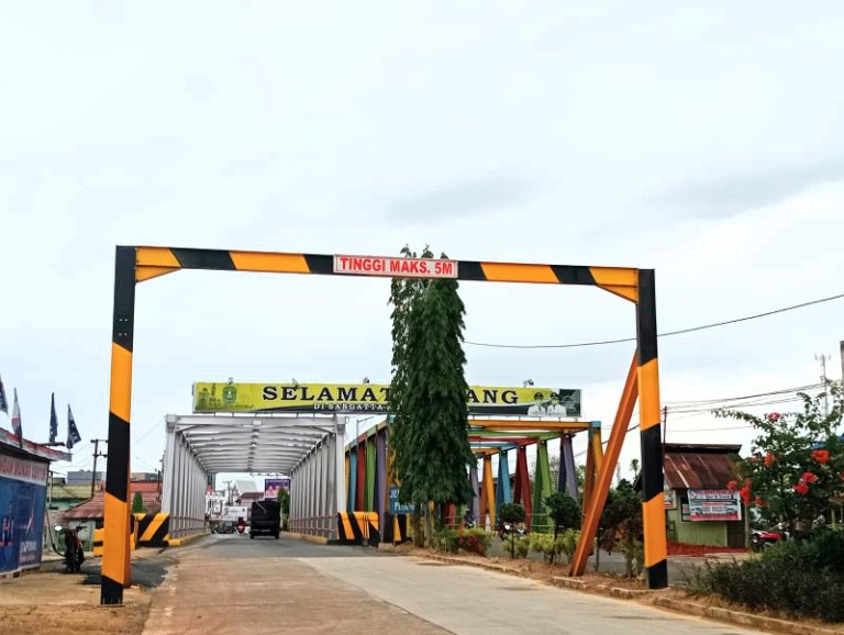Kota Sangatta Dipasangi Portal, Tinggi Kendaraan Tidak Boleh Lebih Dari 5 Meter