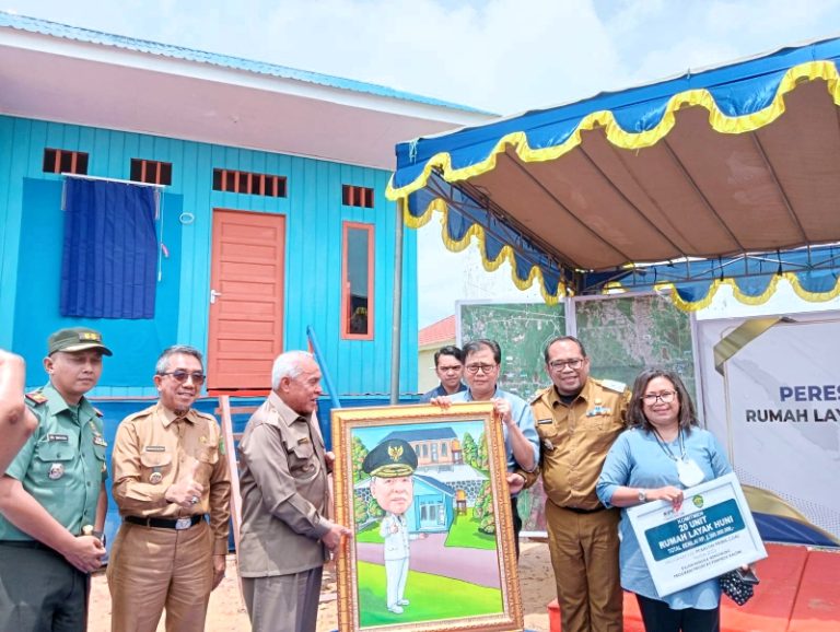 Isran Noor Resmikan Rumah Layak Huni di Kutim