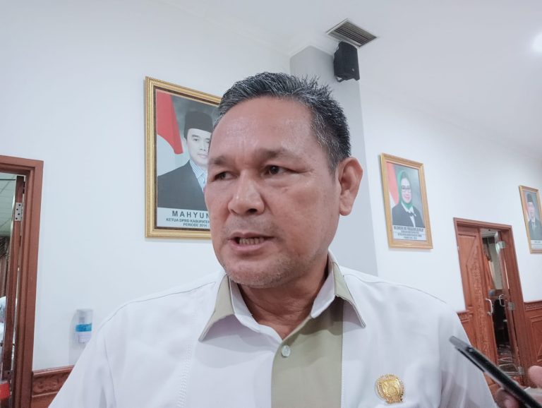 Yan Minta Seragam Gratis Untuk Semua