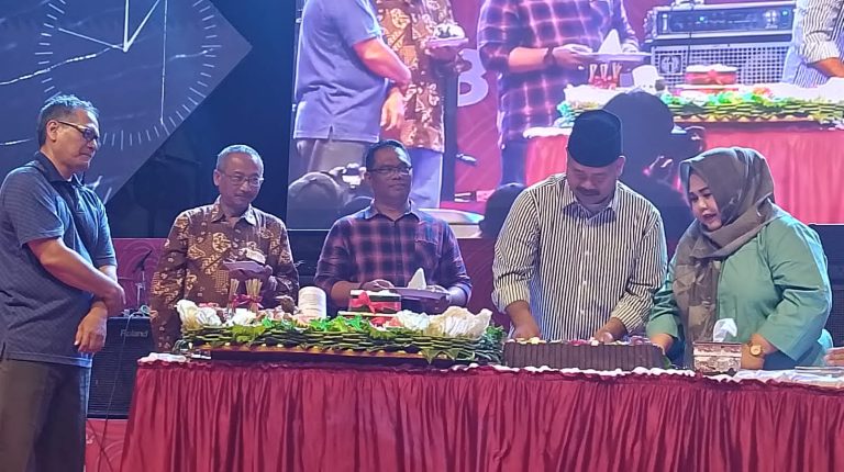 Festival Erau Resmi Ditutup, Bupati Luncurkan Buku Mengayun Waktu Membangun Kukar