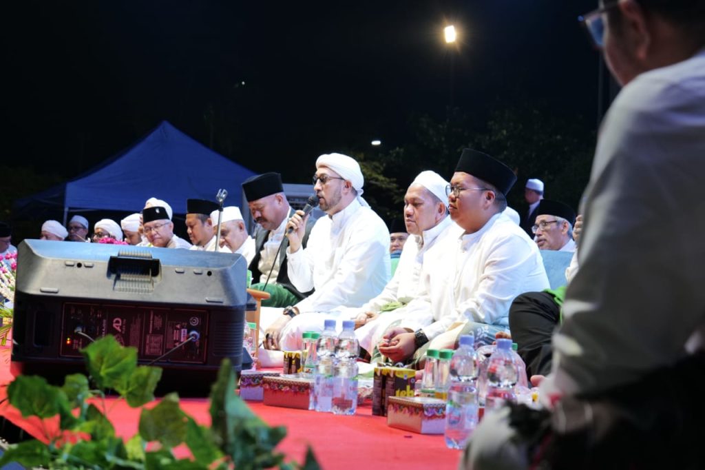 Bersalawat Jilid 2 Akan Digelar, Target 6 Ribu Jemaah
            
            Telah dibaca : 909 Kali.
         Teks: Pemkab Kukar menyelenggarakan Kukar Bersalawat jilid 2 di Stadion Aji Imbut, Tenggarong Seberang.