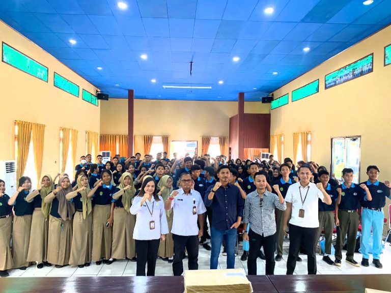 Seminar Kewirausahaan Pemuda di SMAN 2 Tenggarong Dorong Kearifan Lokal kegiatan seminar kewirausahaan di SMAN 2 Tenggarong