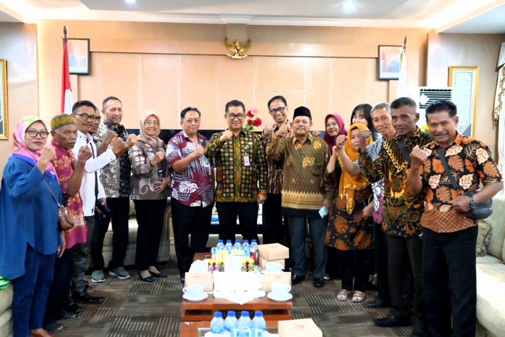 Akmal Malik Pastikan Warga Transmigran Simpang Pasir Terima Dana Ganti Lahan
Telah dibaca : 836 Kali.