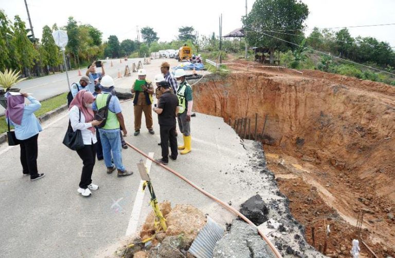 Proyek Turap Longsor di Jalan Soekarno Hatta Terancam Tidak Rampung Tepat Waktu