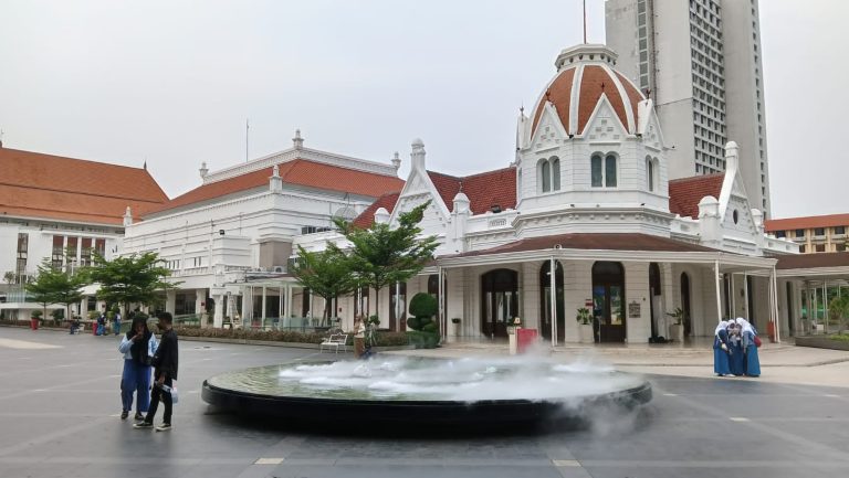 Mengunjungi Bangunan Verboden voor Inlander di Surabaya
