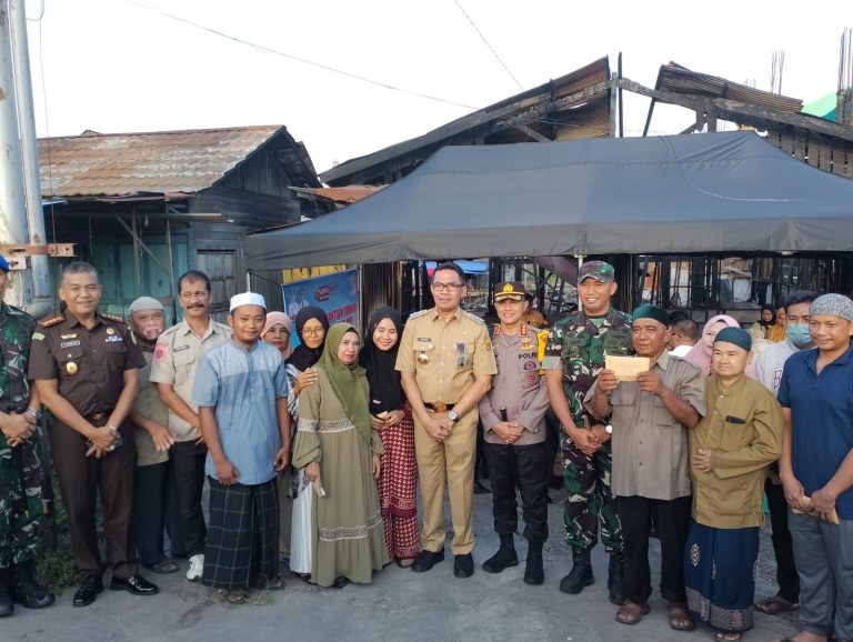 Andi Harun Serahkan Bantuan Untuk Korban Kebakaran Jalan Pattimura