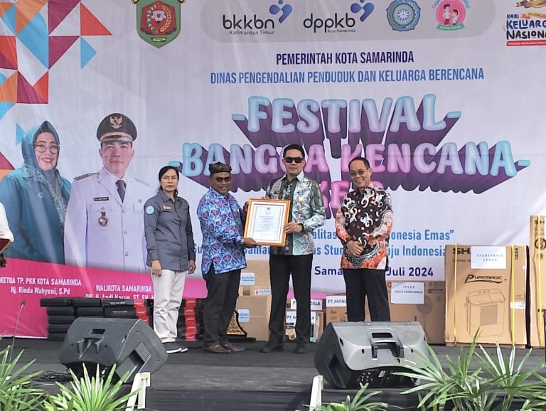 Wali Kota Samarinda Raih Anugerah Manggala Karya Kencana dari BKKBN RI