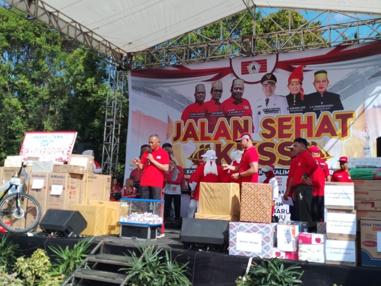 Jalan Sehat, KKSS Samarinda Bagikan Dua Paket Umrah